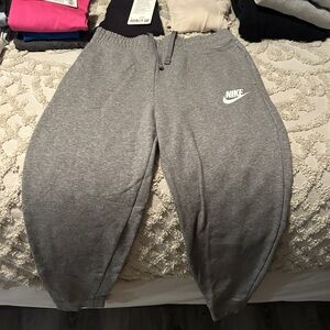 Nike older kids dark grey sweatpants, size xl(older kids), worn twice!